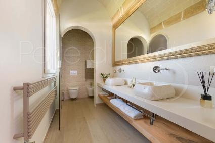 Il bagno di Suite Atlantide ha anche il doppio lavabo, molto elegante